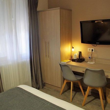 Logis Hotel Les Platanes Reyssouze エクステリア 写真