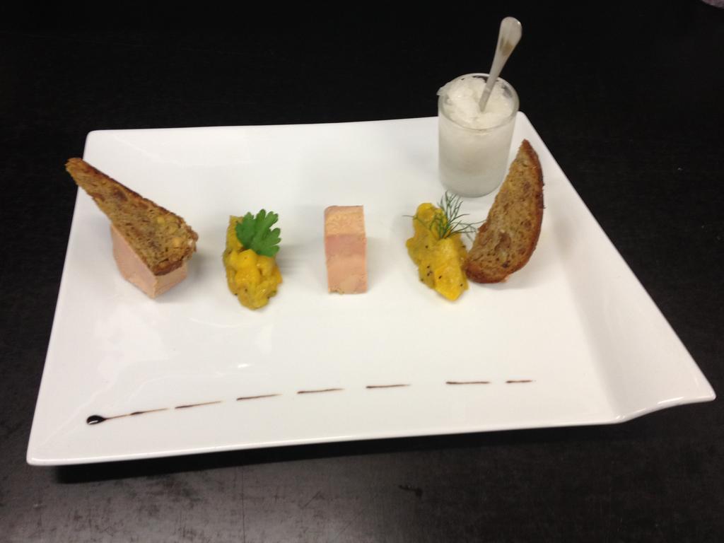 Logis Hotel Les Platanes Reyssouze エクステリア 写真