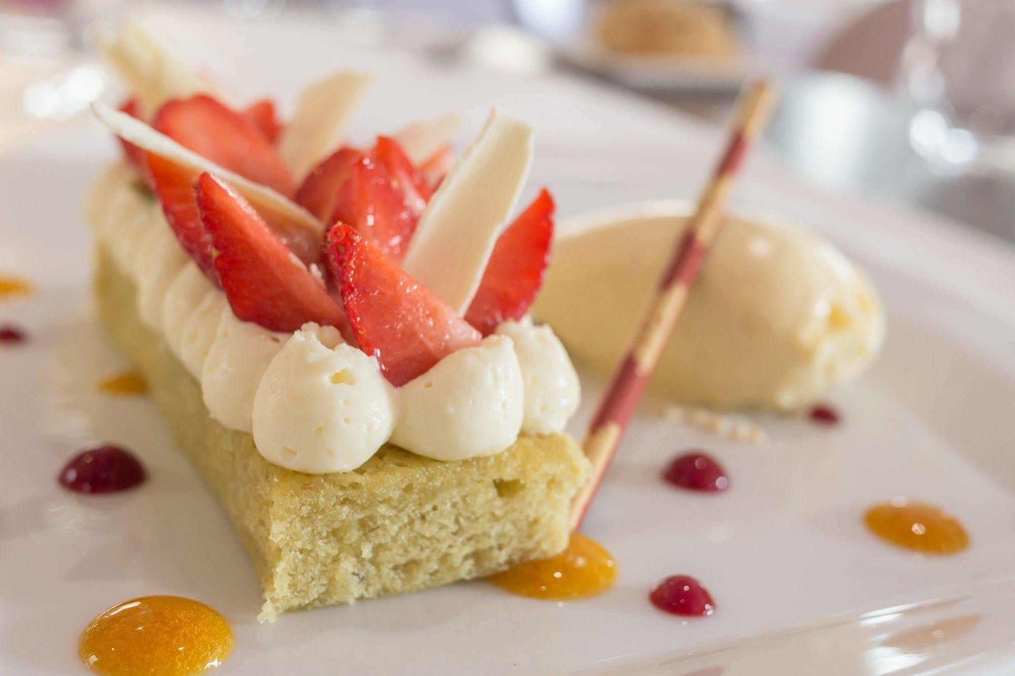 Logis Hotel Les Platanes Reyssouze エクステリア 写真