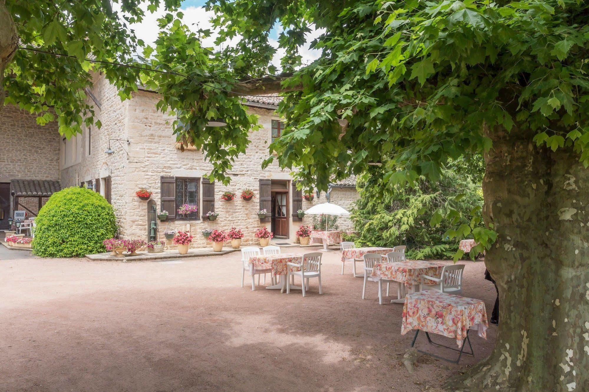 Logis Hotel Les Platanes Reyssouze エクステリア 写真