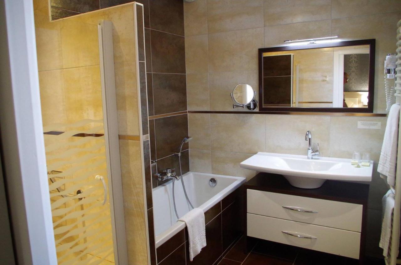 Logis Hotel Les Platanes Reyssouze エクステリア 写真